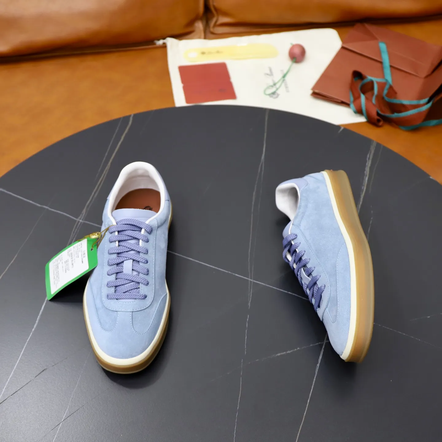Ex-factory price: 560💰Loro Riana men’s moral training sneakers! Made from high-quality materials and designed in a low-cut silhouette, it offers an elegant and stylish look that's suitable for year-round wear. The unique double-layer sole aesthetic design, caramel cup-shaped outsole is decorated with off-white rubber trim, creating an attractive color combination. Pair with tailored pieces or jeans for a sophisticated yet casual look. The heel is decorated with soft cow leather tongue with Kummel color inserts and cotton laces with embossed LP logo. Upper: cow split suede. Lining: original thickened soft sheepskin. Size: 38-39-40-41-42-43-44 (customized in 45.46)